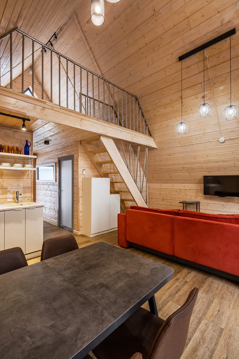 Спальная зона в доме-шалаше A-frame